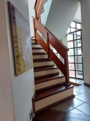 Casa grande, ampla, com 4 quartos e estacionamento