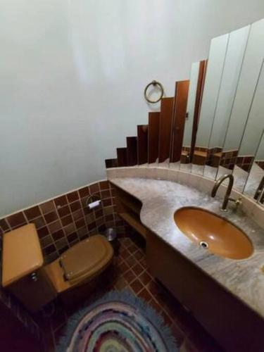 Casa grande, ampla, com 4 quartos e estacionamento