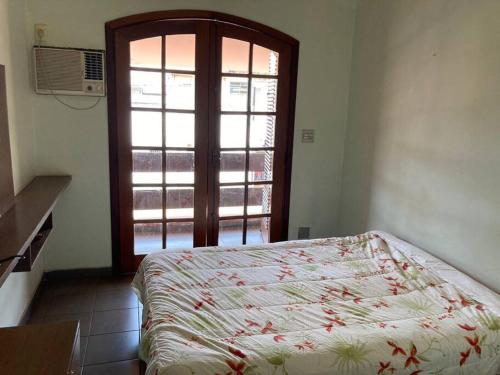 Casa grande, ampla, com 4 quartos e estacionamento