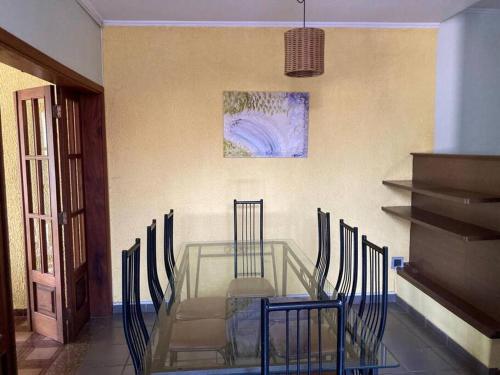 Casa grande, ampla, com 4 quartos e estacionamento