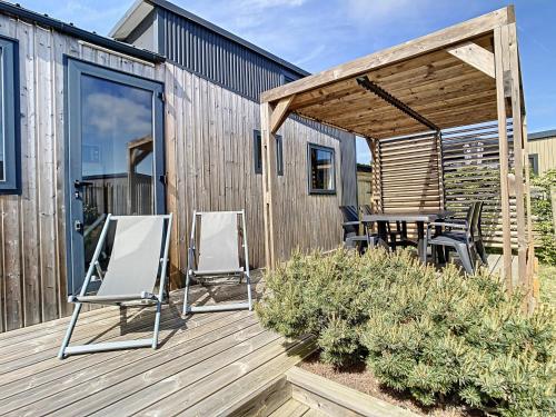 Tiny House bois avec terrasse, piscine, wifi, animaux admis, parking - 200m de la plage
