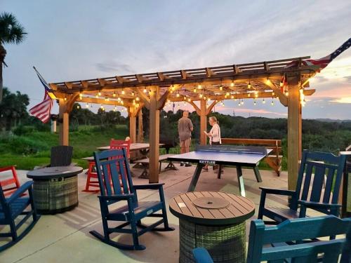 Ocean Sands Beach Boutique Inn-1 Acre Private Beach-St Augustine Historic-2 Miles-Shuttle with Downtown Tour-HEATED Salt Water Pool until 4AM-Popcorn-Cookies-New 4k USD Black Beds-35 Item Breakfast-Eggs-Bacon-Starbucks-Free Guest Laundry-Ph#904-799-SAND in St. Augustine, USA