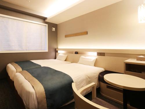 Standard Twin Room image 8