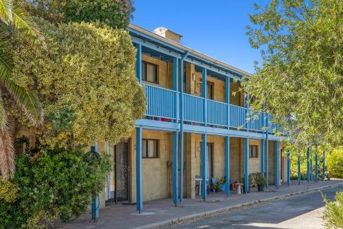 บริการและสิ่งอำนวยความสะดวก, Chateau McNally in แลนซ์ลิน