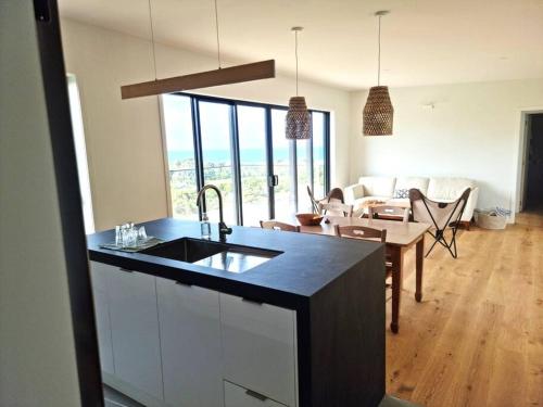 ห้องครัว, XSPOT Medlands Beach House - Ocean views - Short stroll to the beach in เกาะเกรทแบร์ริเออร์