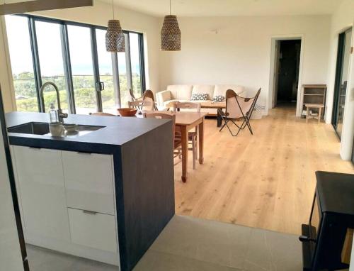 ห้องครัว, XSPOT Medlands Beach House - Ocean views - Short stroll to the beach in เกาะเกรทแบร์ริเออร์