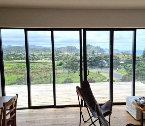 ระเบียง/ชานเรือน, XSPOT Medlands Beach House - Ocean views - Short stroll to the beach in เกาะเกรทแบร์ริเออร์