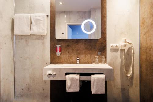 room detail thumbnail 2