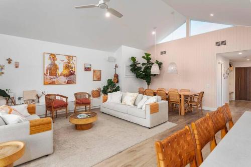 Luxe Modern Waterfront 4BR Oasis Wifi, BBQ & Pool