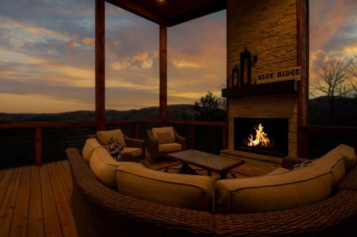 Quiet Time - Gorgeous Mountain Views Chic Interiors Wood-burning Fireplace