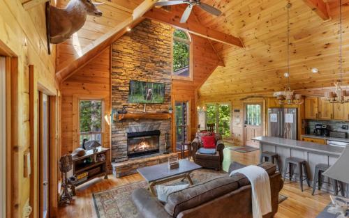 Cabin Fever Firepit rockers 2 fireplaces cozy beds close to Blue Ridge in Blue Ridge, USA