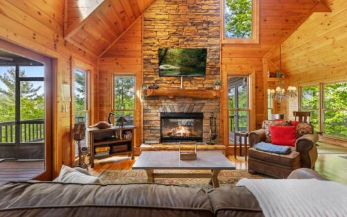 Cabin Fever Firepit rockers 2 fireplaces cozy beds close to Blue Ridge in Blue Ridge, USA