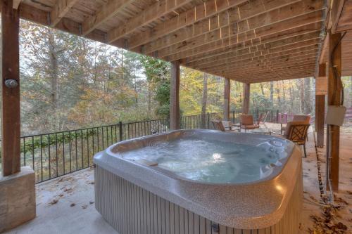 Riverwatch on the Toccoa Relax by the river and soak in the hot tub in Blue Ridge, USA