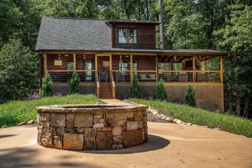 Adore the Smores Rustic mountain charm outdoor spaces and a cozy hot tub in Blue Ridge, USA