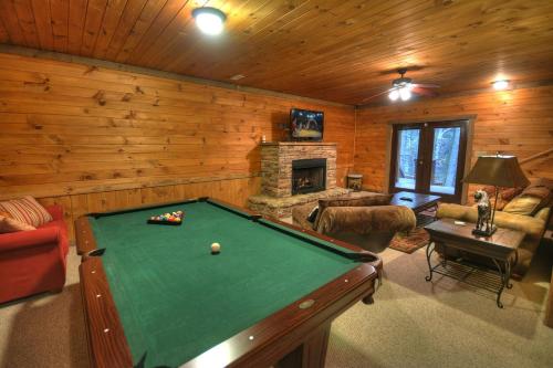 Castle Creek Hot tub nearby creek gas fireplace in Cherry Log, USA