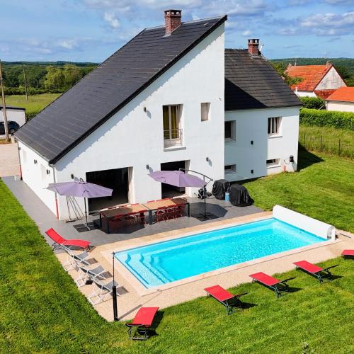 Les retrouvailles des Ducs by Vindihouses - piscine chauffé toute l'année - billard gîte à louer Chevigny