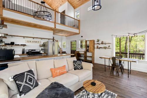 Peace Love and Wine Walk to Engelheim Vineyards Winery - Luxury cabin in Kiker, USA