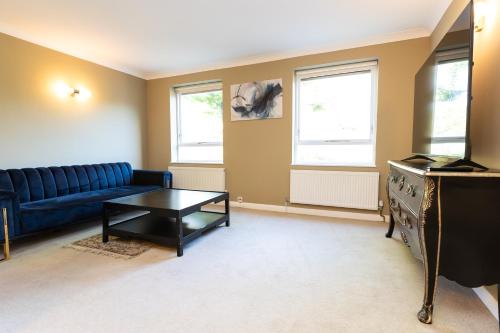 Centrally located 5BR Flat wParking, Maida Vale