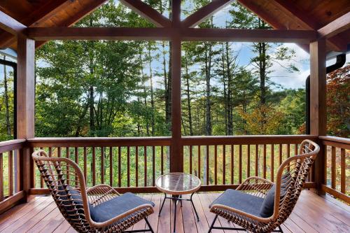 Peaceful River Hideaway - Shuffleboard Table Beautiful Outdoor Spaces More - East Ellijay, GA