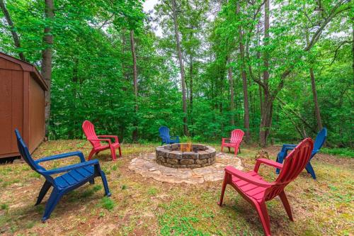 Ricks Retreat Log Cabin- Firepit Ping-Pong Hot Tub in Mineral Bluff, USA