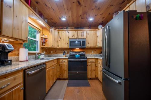 Ricks Retreat Log Cabin- Firepit Ping-Pong Hot Tub in Mineral Bluff, USA