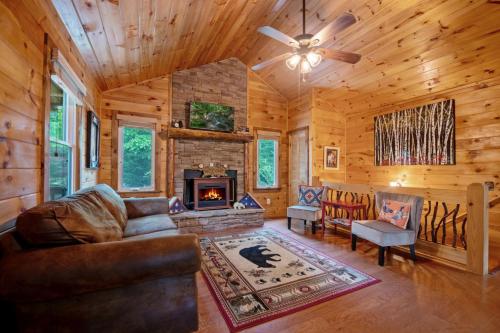Ricks Retreat Log Cabin- Firepit Ping-Pong Hot Tub in Mineral Bluff, USA