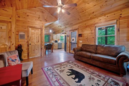 Ricks Retreat Log Cabin- Firepit Ping-Pong Hot Tub in Mineral Bluff, USA