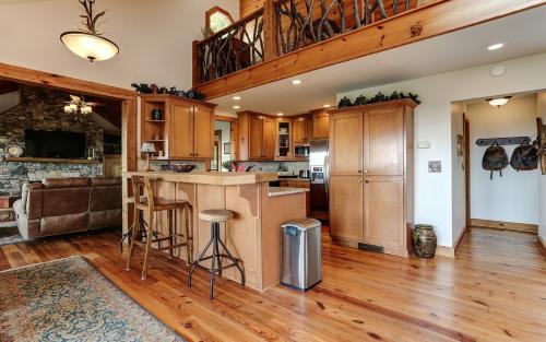 Wine Down Cottage - Mountain Views Sip Wine Fireside Watch Netflix Play Golf thumb 2