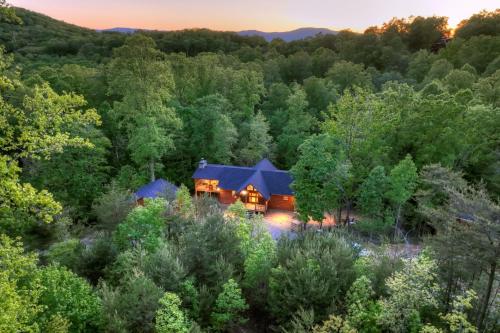 Rohring Retreat - Bask in comfort on the deck and play games in the game room in Mineral Bluff, USA