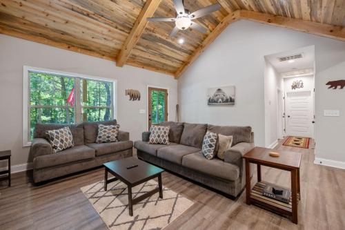 Tumbling Waterfalls Retreat - Pet-friendly homey and modern in Ellijay, USA