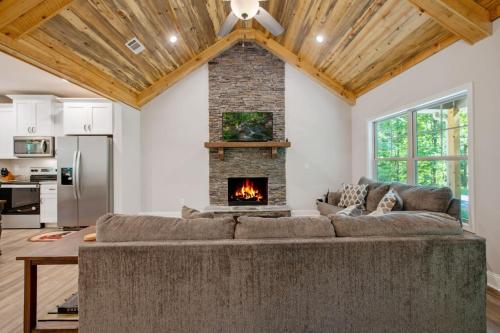 Tumbling Waterfalls Retreat - Pet-friendly homey and modern in Ellijay, USA