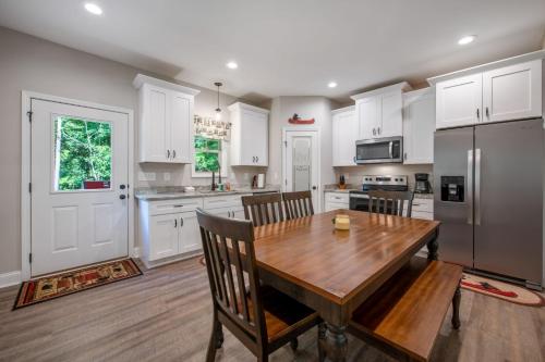 Tumbling Waterfalls Retreat - Pet-friendly homey and modern in Ellijay, USA
