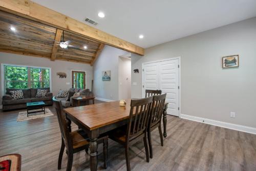 Tumbling Waterfalls Retreat - Pet-friendly homey and modern in Ellijay, USA