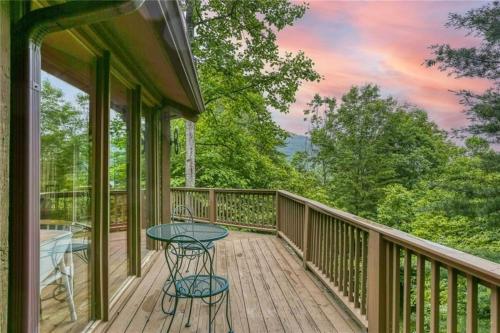 Chalet 141 - Peaceful wooded views cozy interiors plus wifi in Marblehill, USA