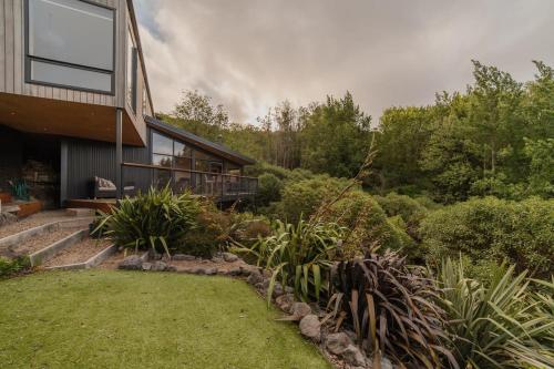 Ocean Views at Rapanui Lodge- 4BR Gem with Parking in Mount Pleasant