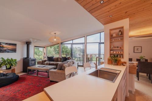 Ocean Views at Rapanui Lodge- 4BR Gem with Parking in Mount Pleasant