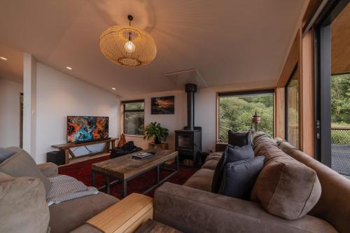 Ocean Views at Rapanui Lodge- 4BR Gem with Parking in Mount Pleasant