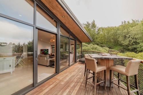 Ocean Views at Rapanui Lodge- 4BR Gem with Parking in Mount Pleasant