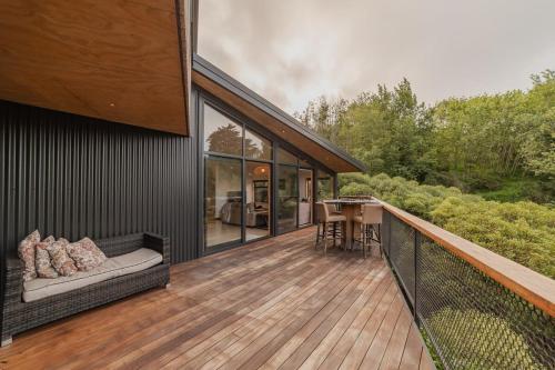 Ocean Views at Rapanui Lodge- 4BR Gem with Parking in Mount Pleasant