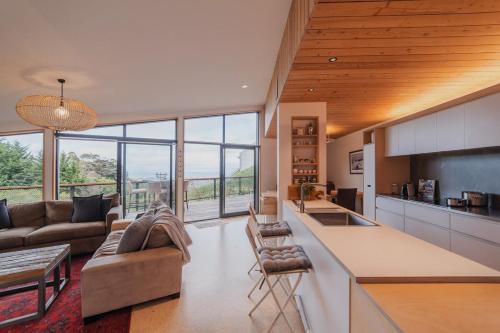 Ocean Views at Rapanui Lodge- 4BR Gem with Parking in Mount Pleasant