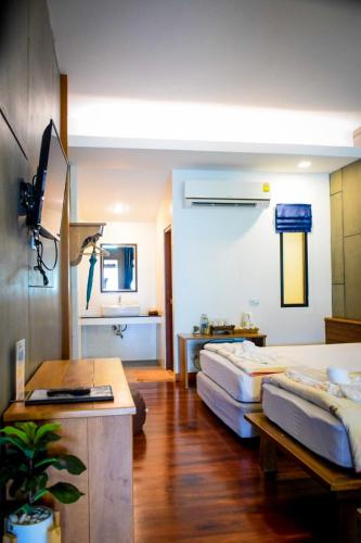 1 king bed, 1 twin bed