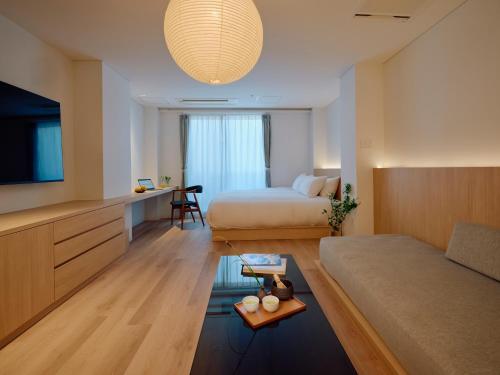 King Studio with Sofa Bed