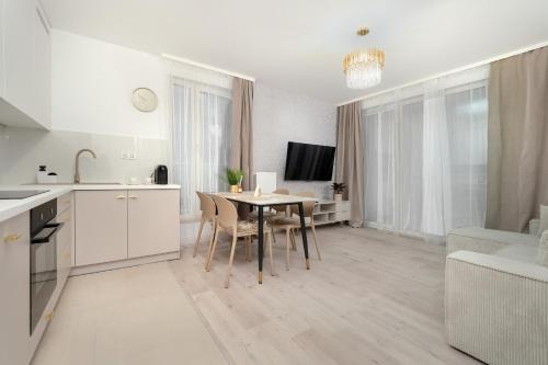 Sala de estar / sala de TV, Spacious 2-bedroom Apartments by Noclegi Renters in Welnowiec