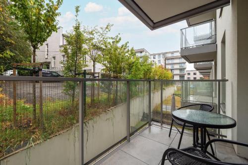 Varanda/terraço, Spacious 2-bedroom Apartments by Noclegi Renters in Welnowiec
