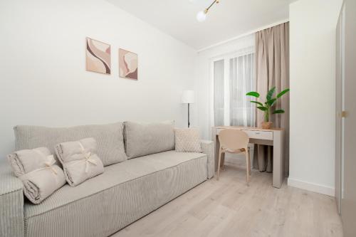 Cama, Spacious 2-bedroom Apartments by Noclegi Renters in Welnowiec