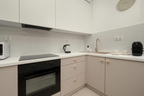 Cozinha, Spacious 2-bedroom Apartments by Noclegi Renters in Welnowiec