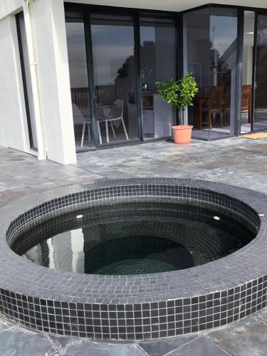 المرافق, Guest Suite with Sea Views and Thermally Heated Hot Tub in Matua