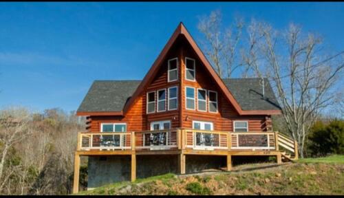Beautiful Spacious Cozy 3-Bedroom New Cabin in Sevierville With Wi-Fi in Sevierville, USA