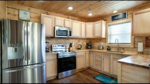 Beautiful Spacious Cozy 3-Bedroom New Cabin in Sevierville With Wi-Fi in Sevierville, USA