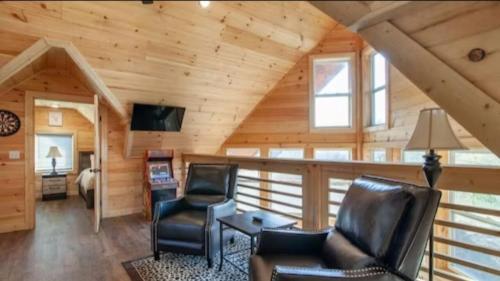 Beautiful Spacious Cozy 3-Bedroom New Cabin in Sevierville With Wi-Fi in Sevierville, USA